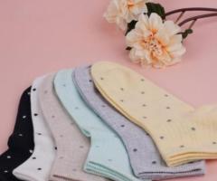 Eleganță și rafinament pentru femei – dresuri, șosete, pijamale moi, lenjerie